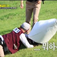 running man131013 E167姜gary守株待兔偷偷抱住智孝