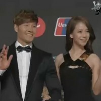 【2013MAMA】金钟国宋智孝结伴走红地毯