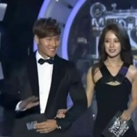 【2013MAMA】金钟国宋智孝颁奖最佳音乐录影带GD获奖