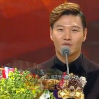2013KBS演艺大赏金钟国最佳娱乐人受赏画面